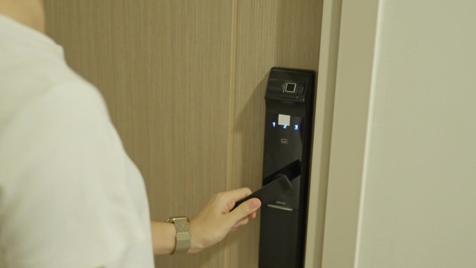 手动使用智能手表打开家中或公寓的数字门锁。NFC技术，指纹扫描，钥匙卡，PIN码，智能手机，电子和非