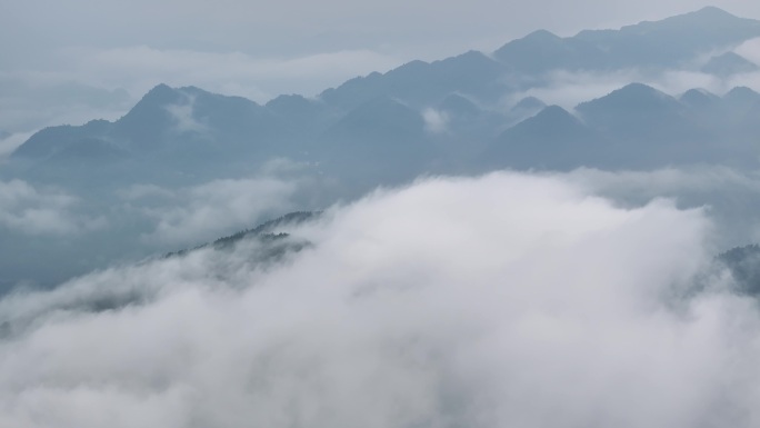 震撼山峰云雾缭绕