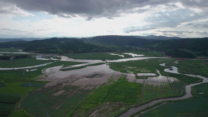 4k航拍雨后被淹的农田