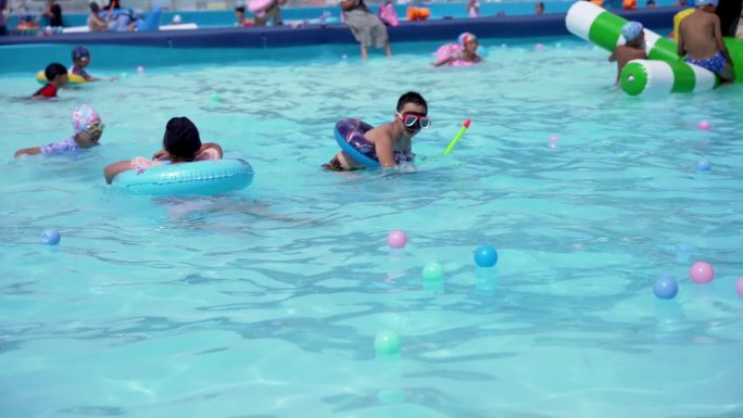儿童水上乐园玩水升格镜头