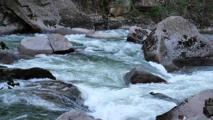 可可托海峡谷中的河水从高处流下