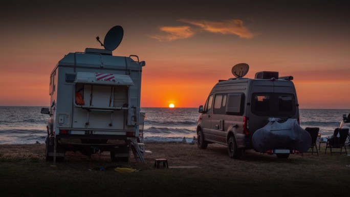 日落时海边的露营车