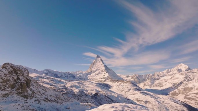 空中无人机拍摄的山峰，马特洪峰在瑞士。