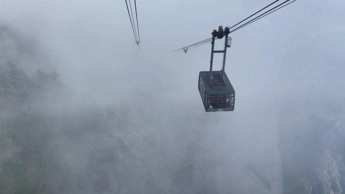 山林索道缆车穿云雾