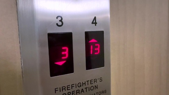 在电梯里上上下下