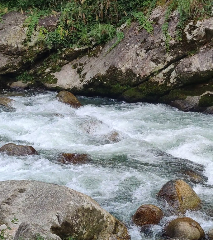 山间泉水