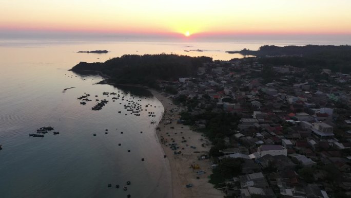 日出在越南中部广义省的鱼市上