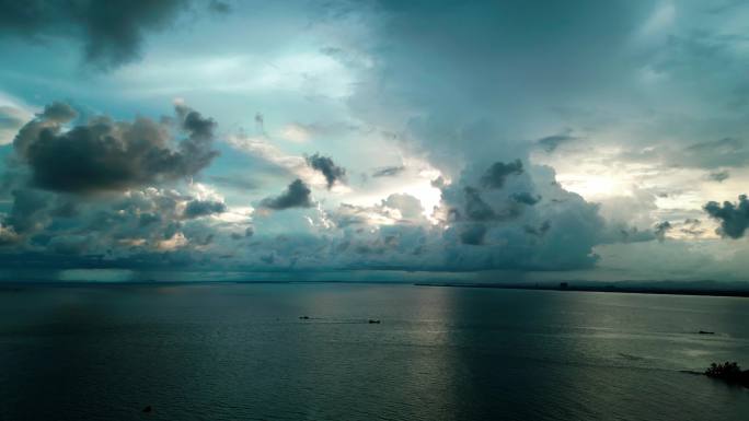 乌云震撼氛围海洋沙滩渔船暴风雨