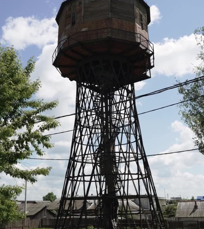 古水塔水箱采用金属双曲面结构，垂直平面。