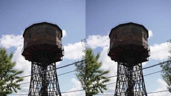 古水塔水箱采用金属双曲面结构，垂直平面。