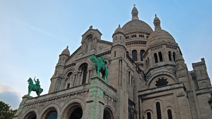 令人惊叹的巴黎蒙马特圣心大教堂。