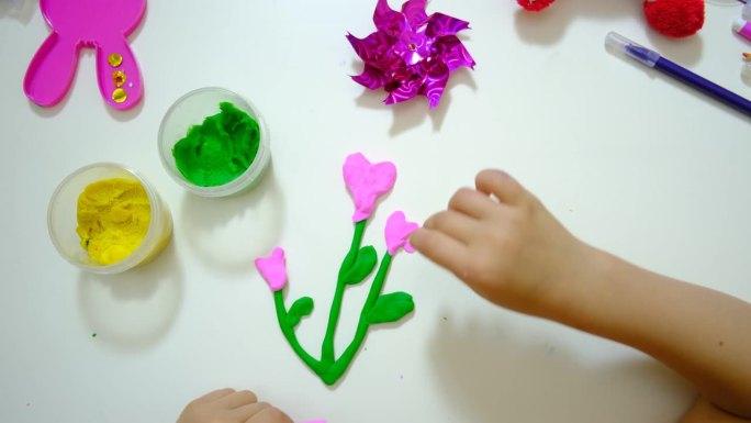 孩子用纸、粘土、橡皮泥制作有趣的工艺品。鲜花和爱心作为母亲节、父亲节、生日或情人节的礼物。