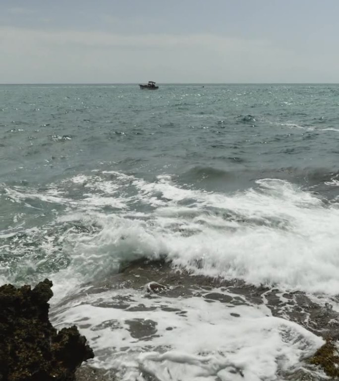 岩石在西班牙海上刮起了大风