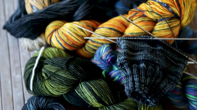 手工编织用彩色线、编织针及其他用品