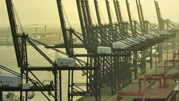4k航拍珠海港货运码头集装箱塔吊作业