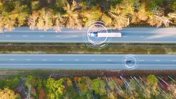 自动货运卡车扫描系统在美国高速公路上快速行驶时的软件问题预警信息。未来无人驾驶交通的挑战