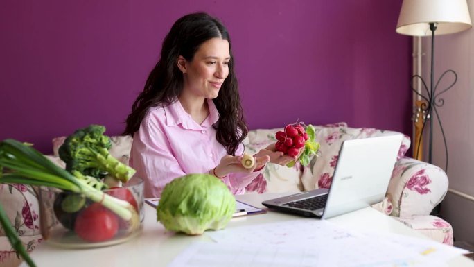 健康饮食习惯:营养师通过笔记本电脑视频电话为客户提供支持