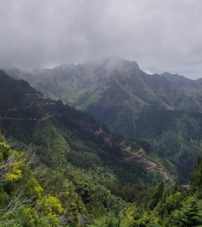 山峰淹没在云中垂直视频