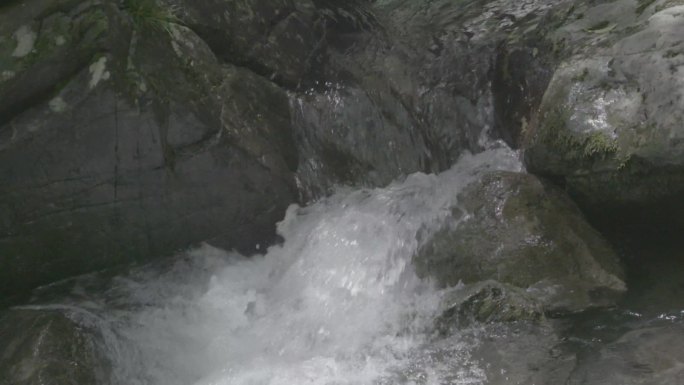 (4K) X浙江泰顺乌岩岭山涧流水慢镜头