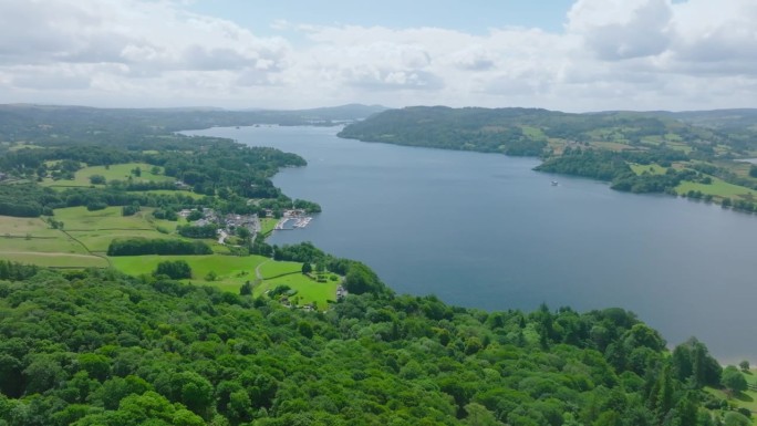 鸟瞰图Waterhead和Ambleside在湖区，一个地区和国家公园在坎布里亚郡在英格兰西北部