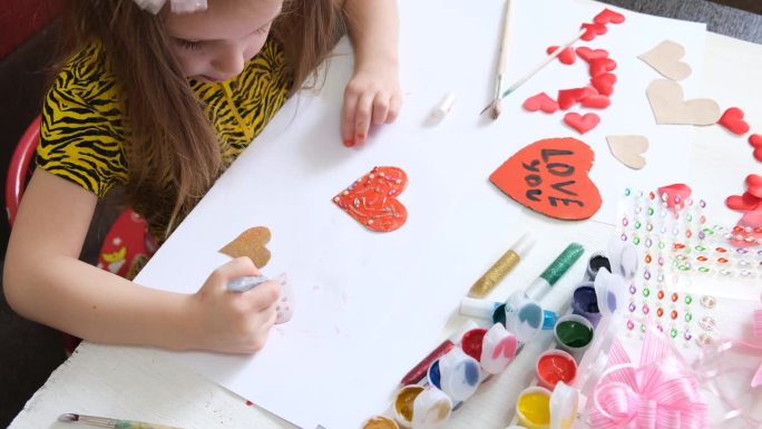 孩子用纸制作爱心贺卡。在母亲节、父亲节、生日或情人节给爱心画上颜色。