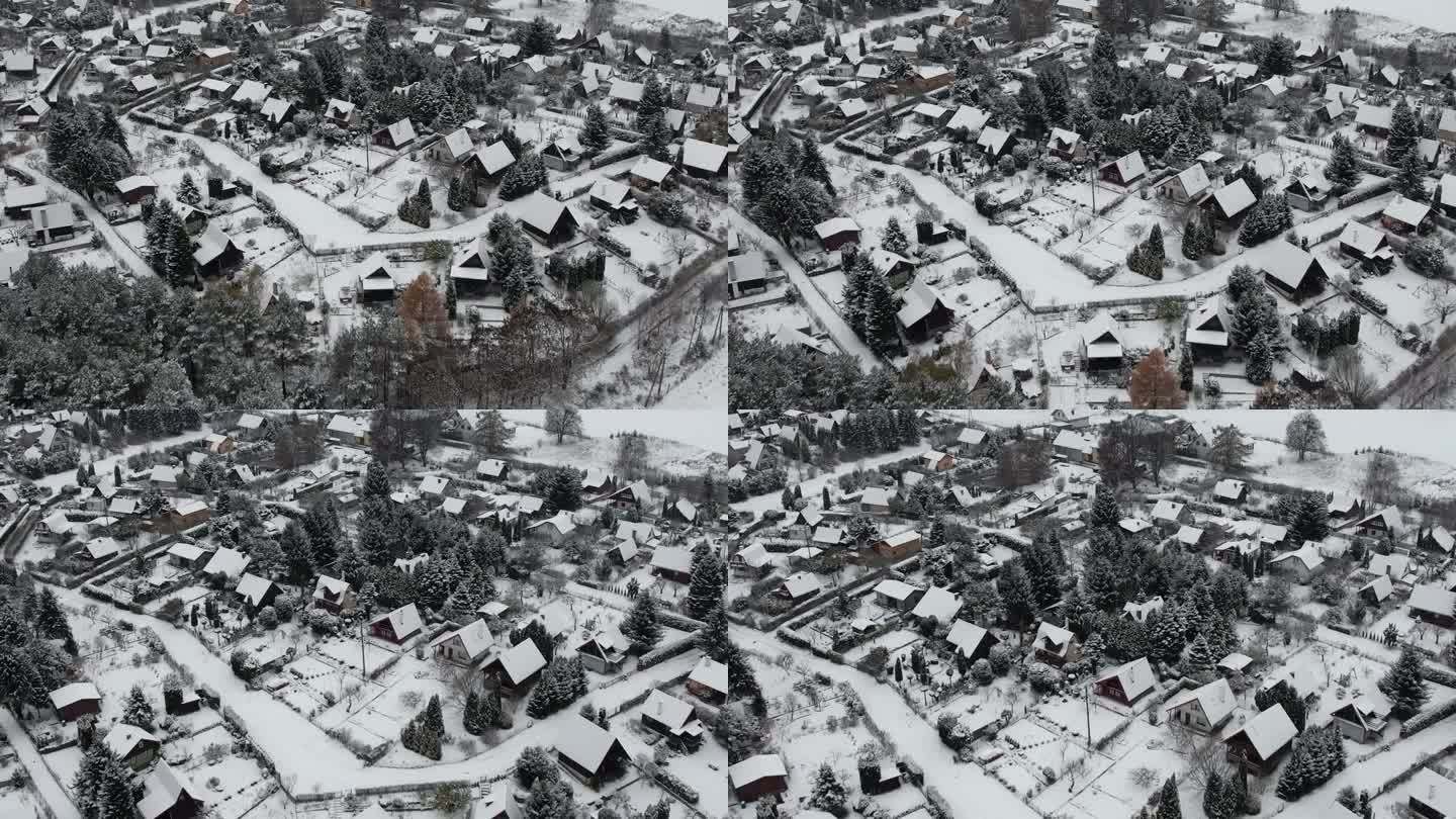 鸟瞰图宁静的小镇在深，新鲜的雪，初冬。大雪中的乡村屋顶。郊区住宅小区冬日。欧洲波兰。