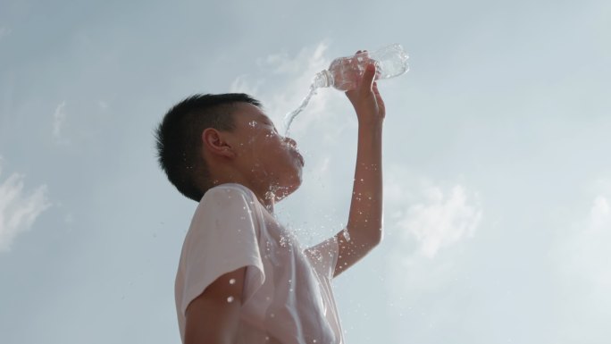 4K夏天炽热阳光下喝水的人升格慢动作