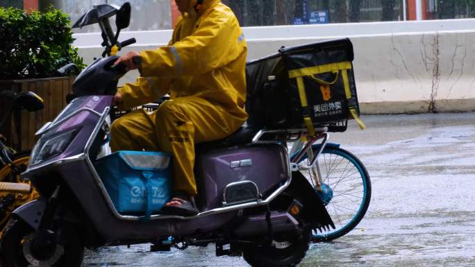 城市马路道路下暴雨倾盆大雨下雨天雨水雨滴