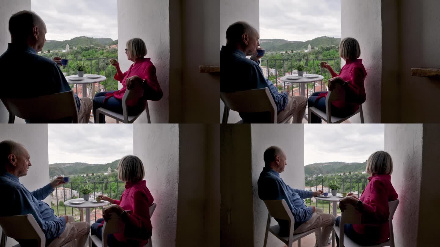老夫妇在阳台上放松，喝着咖啡