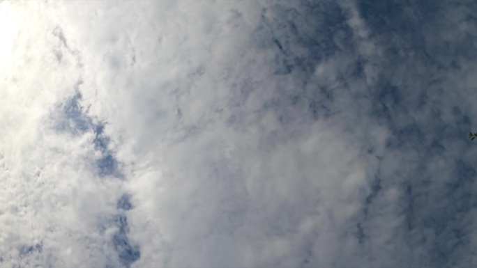大气中雨云景观的形成。卷云覆盖着蓝天。低角度视图。