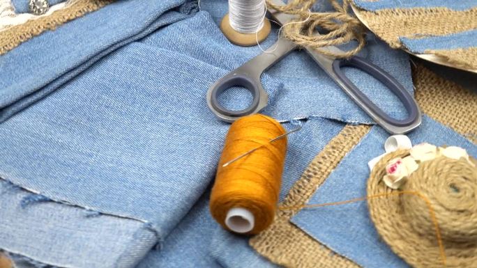手工制作的旧牛仔布和缝纫配件。