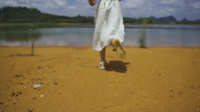 河边奔跑夏天 美女奔跑脚步 裙摆飞扬特写