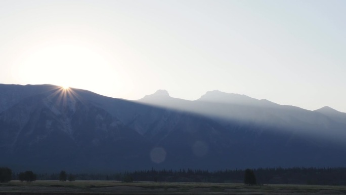 山日出的美景高山美景晨光山色山谷日出