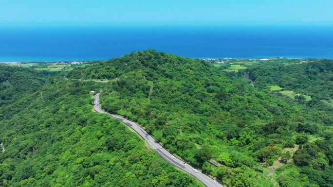 从空中俯瞰通往海洋的山路