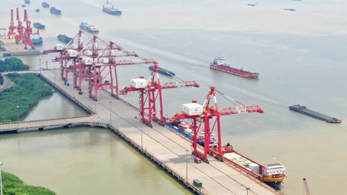 航拍长江扬州港港口轮船货轮卸货装货