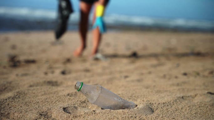 塑料瓶污染了美丽的沙滩。塑料污染