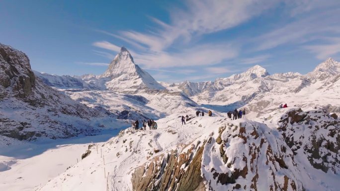 旅行者在瑞士马特洪峰山顶上的空中无人机视图。