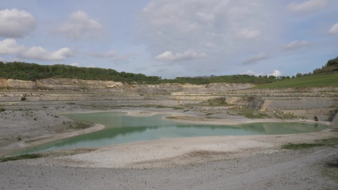 荷兰南林堡废弃的石灰石矿。现在是国家公园。