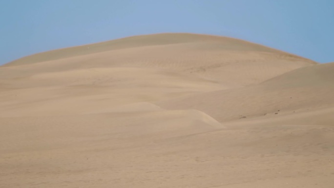 险恶的沙尘暴酝酿在沙漠景观在4k慢动作60fps