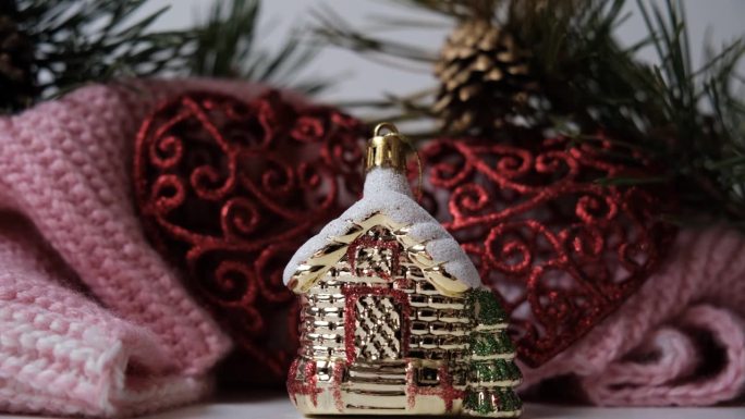 有圣诞装饰的金色小房子玩具，串灯。冬仙大气情调