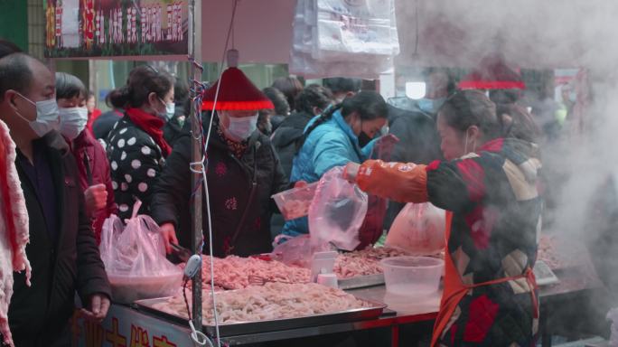 成都露天菜市场热闹市民排队购买羊肉汤