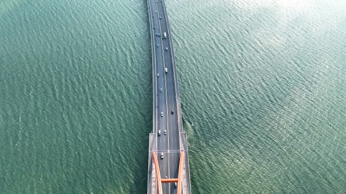 4K俯拍湘江跨江大桥过江车流福元路大桥