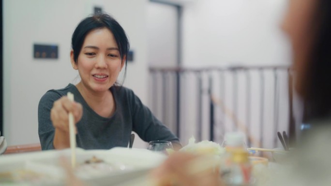 亚洲姐姐聊天，享受周末在家和家人一起吃寿喜烧火锅。