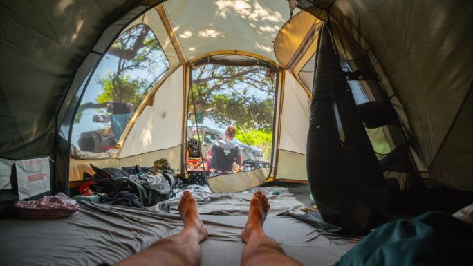 露营时从帐篷里看到的人的脚