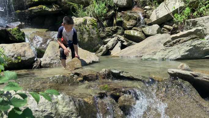 小朋友暑假在山中耍水