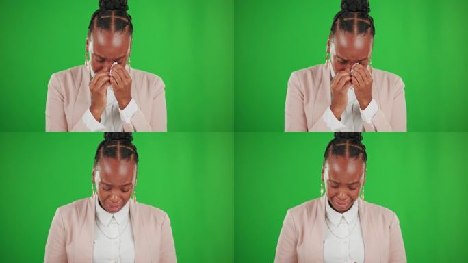 女商人哭着用纸巾在绿色的屏幕上擦脸、擦眼睛或擦眼泪。专业，年轻和非洲企业家的人或老板沮丧或悲伤的损失