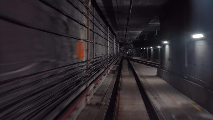 地铁通过隧道 后视倒退镜头