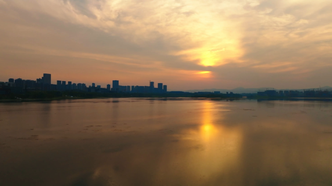 夕阳下的兴隆湖湖面航拍