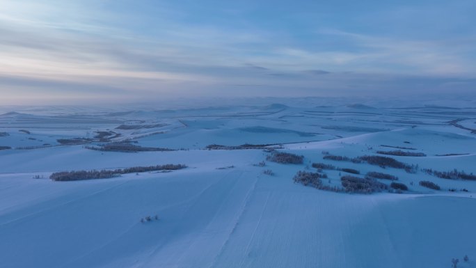 航拍严冬中的辽阔暮色雪原