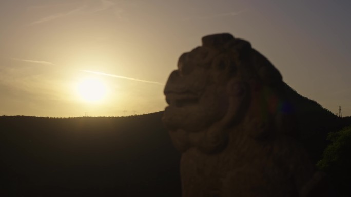 黄昏时分阳光照射下的石狮